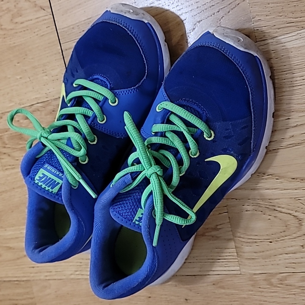 Nike sneakers size 7 (worn) tare on right foot tiny nick left foot.